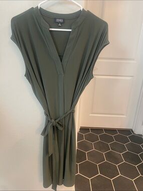 Jones New York Olive Green V-Neck Midi Dress with Tie Waist